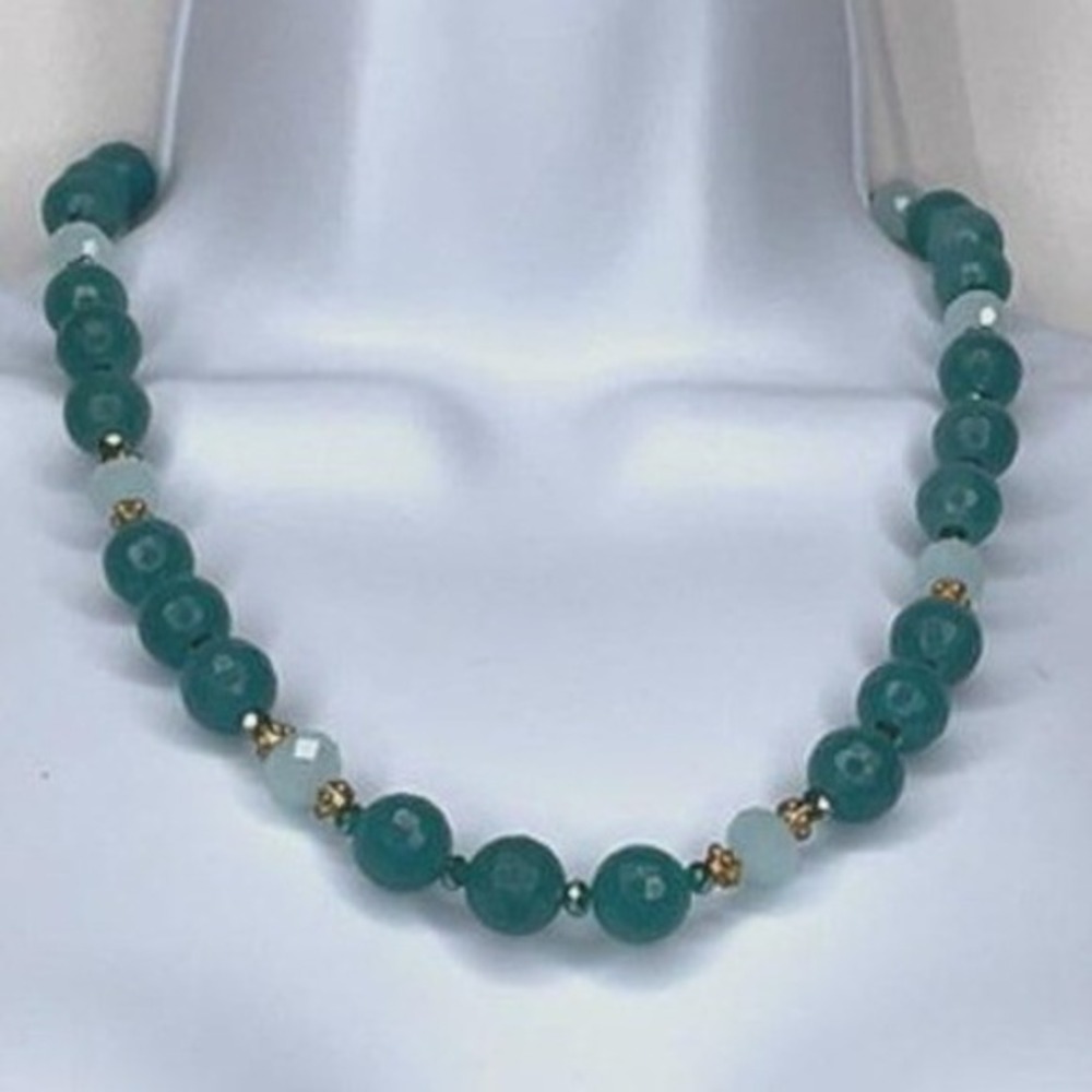 Vintage Green Gemstone Bead Necklace 17"‎ Gold Tone Spacers Round Faceted Beads